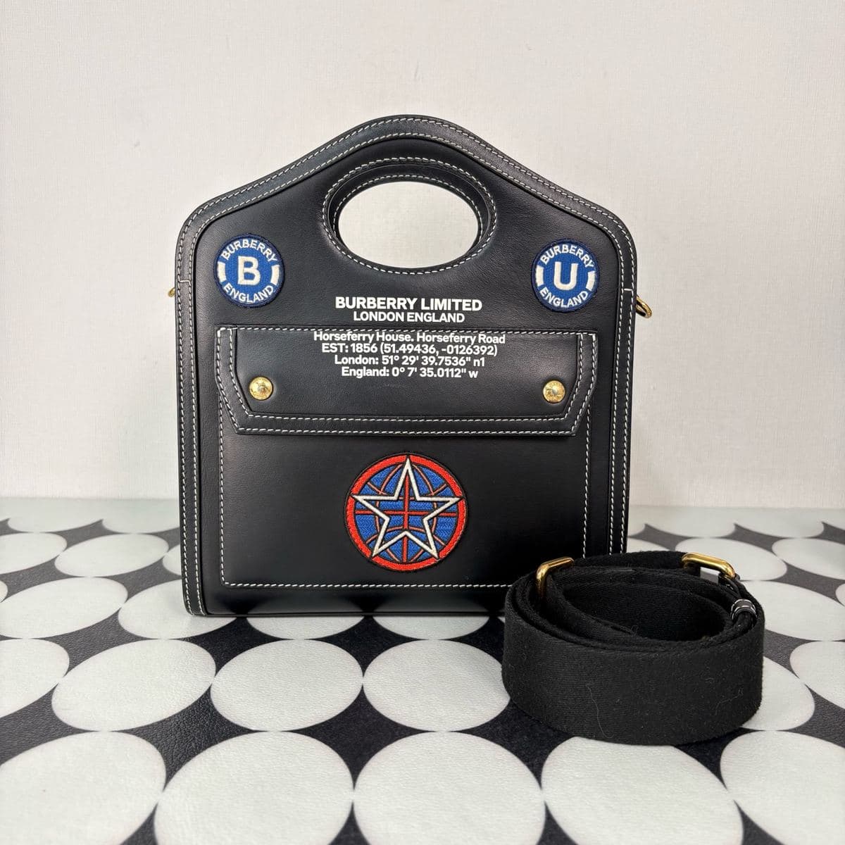 Burberry Pocket Bag (badge) — photo 1