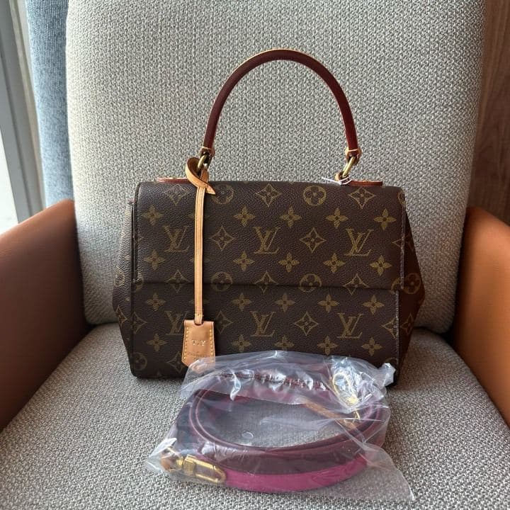 Louis Vuitton Cluny (small), Brown, condition grade A